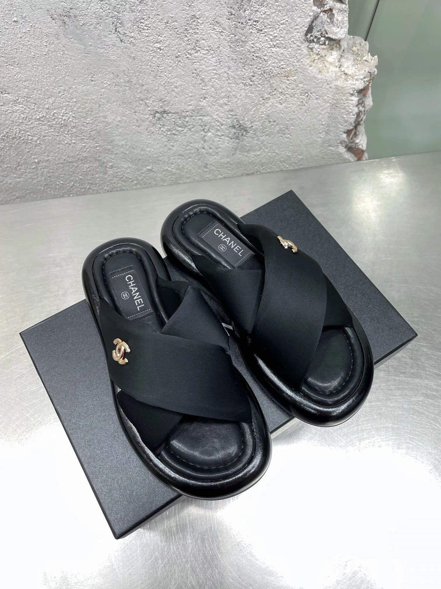 👟👟Ex-factory price 360👟👟 Women's Shoes Women's Clothing Women's Shoes Women's Clothing Women's Shoes Women's Clothing Women's Shoes Factory Chanel Summer New Mier Cross Slippers Bread Sandals Beach Sandals Original Purchase and Development Production Xiaoxiang 2022 Summer New Slippers This season's chubby bread Flip-flops are very popular Thick soles with extra-thick padding are like stepping on bread Step on the clouds ☁️Super strong wrapping feeling! Exquisite packaging at the delivery counter 🛍📦 Fabric: Original customized imported Lycra Lining: Original customized soft velvet lining Sole: Exclusive molded ultra-light foam outsole Thickness: 3CM▪️Size: 35-40